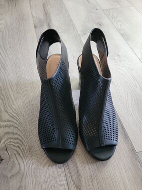 Cambridge black open toe chunky block heel sandals perforated peep toe Size 8.5